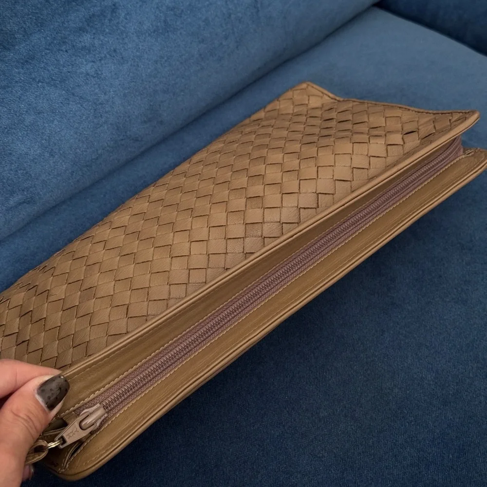 Saks Fifth Avenue Women’s‎ Woven leather Clutch bag.
